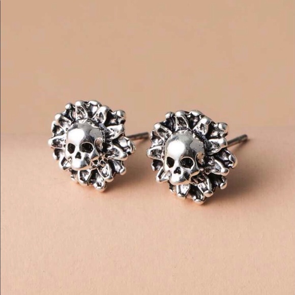 Unisex Skull Earrings - Picture 3 of 5